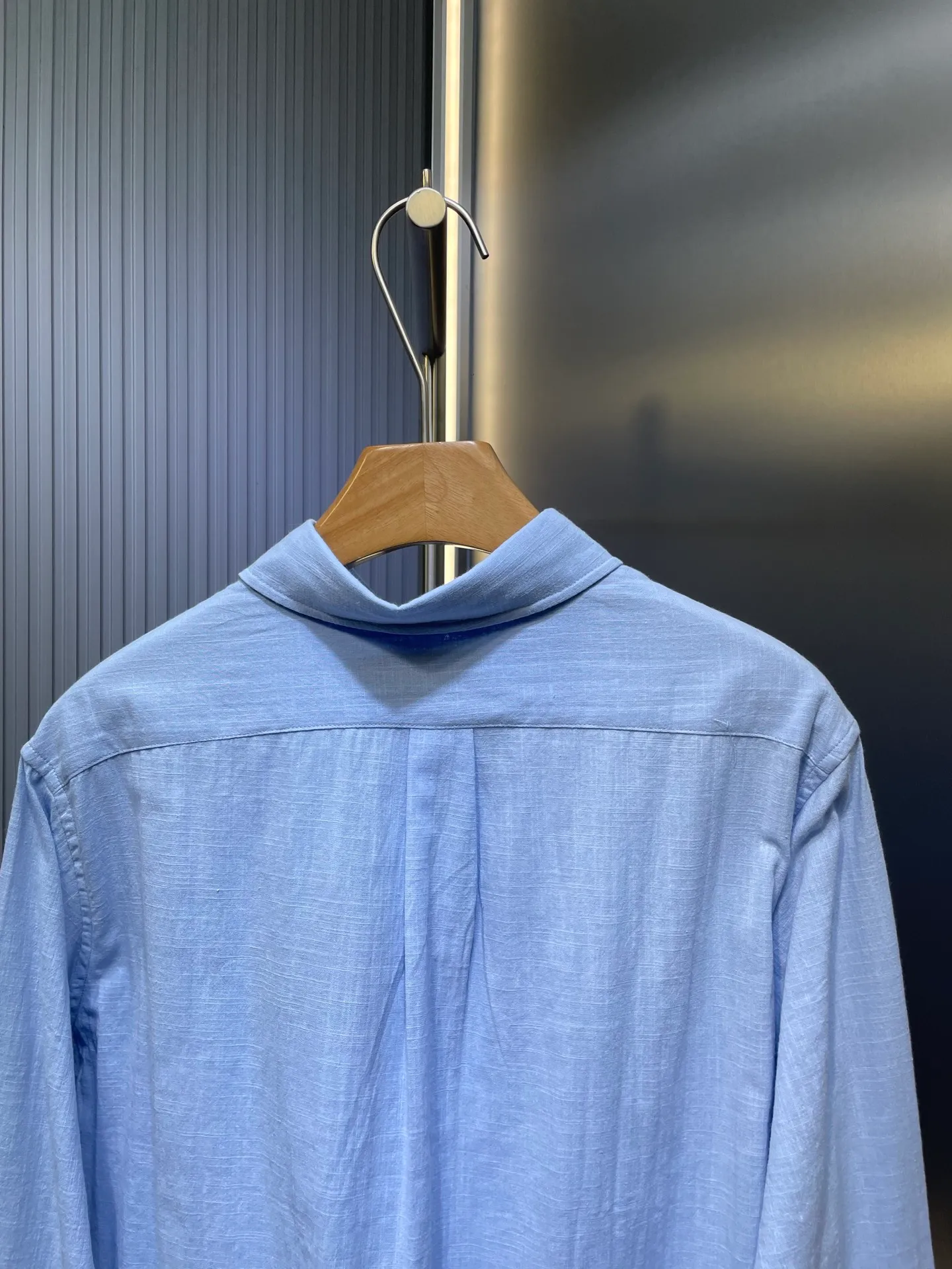 P430 Ralph Lauren 🌟[Top Original] Embroidered linen shirt. Selected high-quality linen material with natural texture and breathability. Tight and smooth, comfortable and close to the skin. Stunning appearance with a touch of pure white. The iconic pony embroidery is like a smart note jumping on the white canvas. Simple but highly recognizable. The clever design of the outer pleated split back shoulder adds a sense of agility and detachment in a minimalist shape. Contains the soul of fashion. Process 1: Adopt imported machine embroidery technology and use advanced computer control systems and precision mechanical components to achieve the iconic pony embroidery operation with high precision and smooth and delicate lines. Process 2: Adopt side-turning buried clamp stitching process, which is smooth and tidy. Process 3: The fabrics have been washed and have a better hand feel. Not easy to deform, not easy to shrink, not easy to fade, and maintain long-term beauty. Accessories: Customized 1:1 thick plate resin buckle Customized 1:1 Ralph Lauren trademark Fit: Loose fit Size: S M L XL